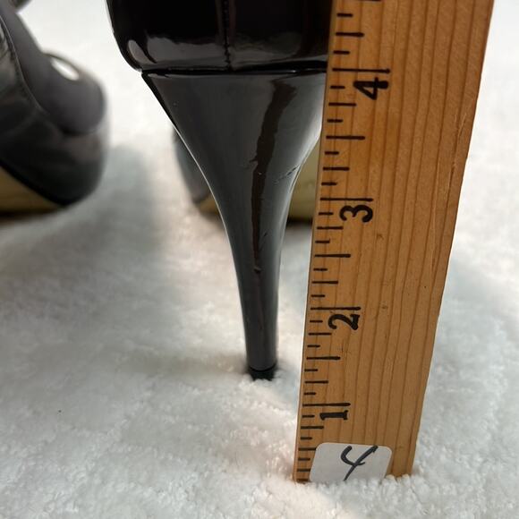 UNISA gray peep toe ankle strap suede vinyl platform heels size 7.5 m - Picture 4 of 7